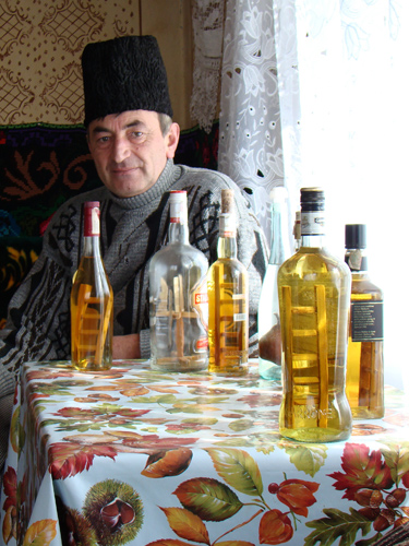 Gheorghe Demian si sticlele sale (c) eMM.ro